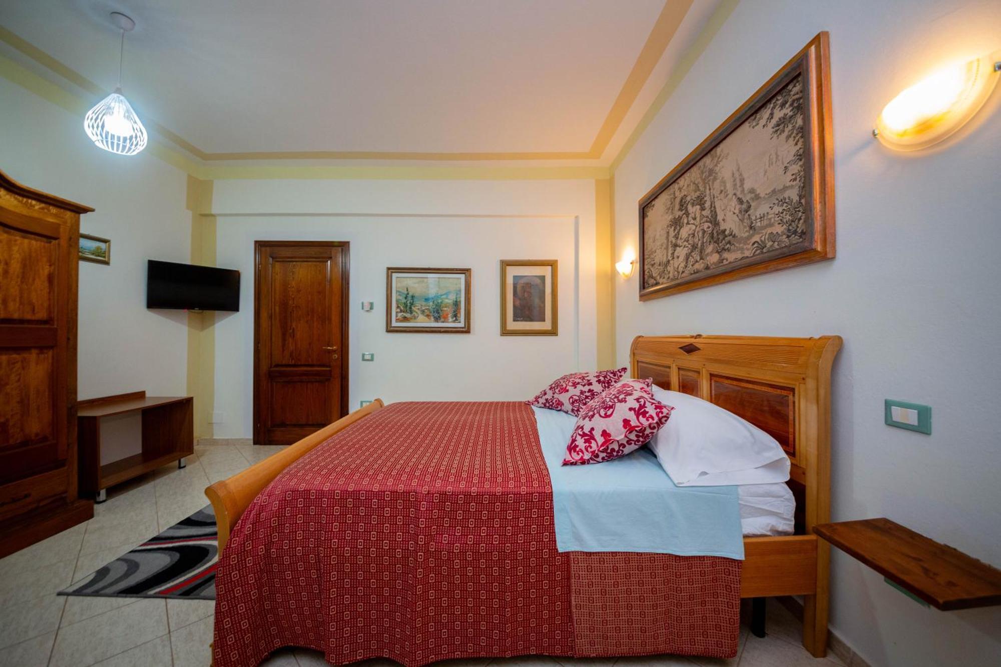 Hotel "San Saena " Radhimë 외부 사진